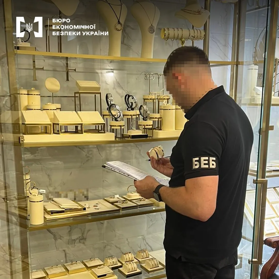 Побиття детективів на яхті та мільйони на крипту: елітний київський бутик Lux Groups веде бізнес навіть після викриття злочинного угруповання