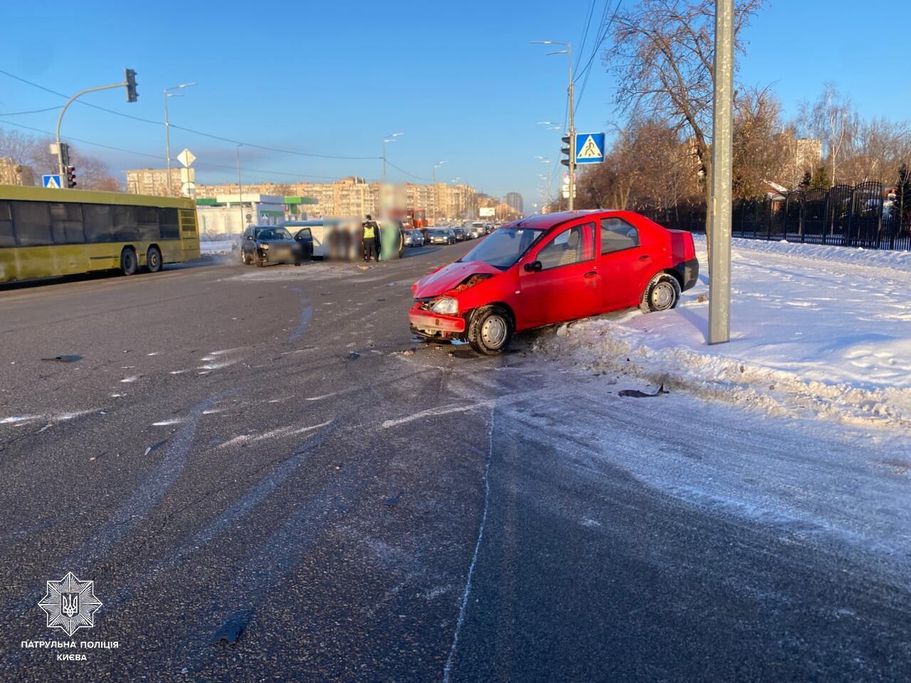 В Киеве на Троещине легковушка протаранила и перевернула микроавтобус. ДТП попало на видео