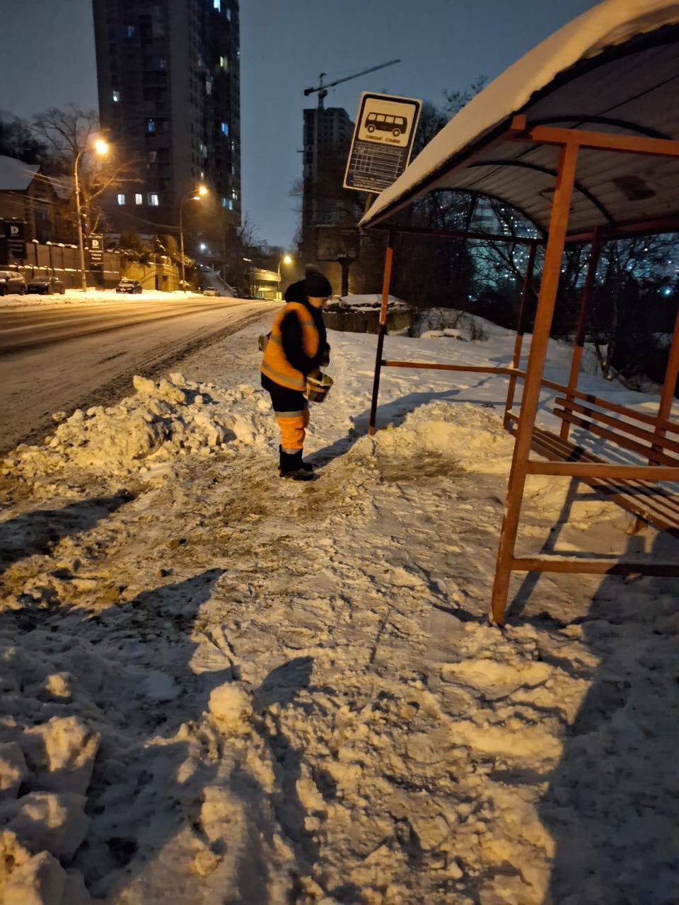 В КГГА показали, как в Киеве борются с гололедом: привлечено почти 300 единиц спецтехники. Фото и видео