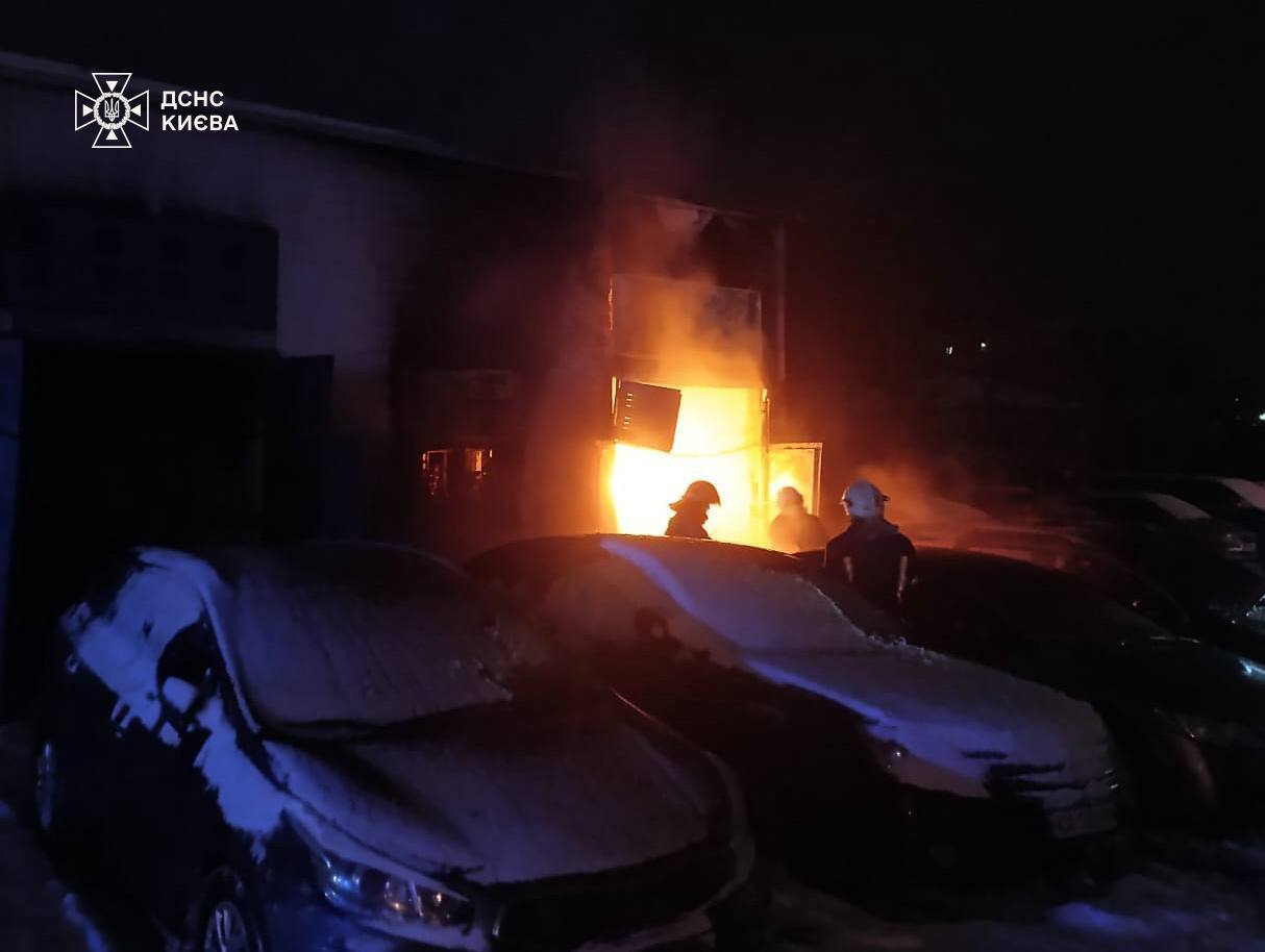 В Киеве на Оболони взорвалась и загорелась трансформаторная подстанция: огнем также повреждены 5 авто. Фото и видео