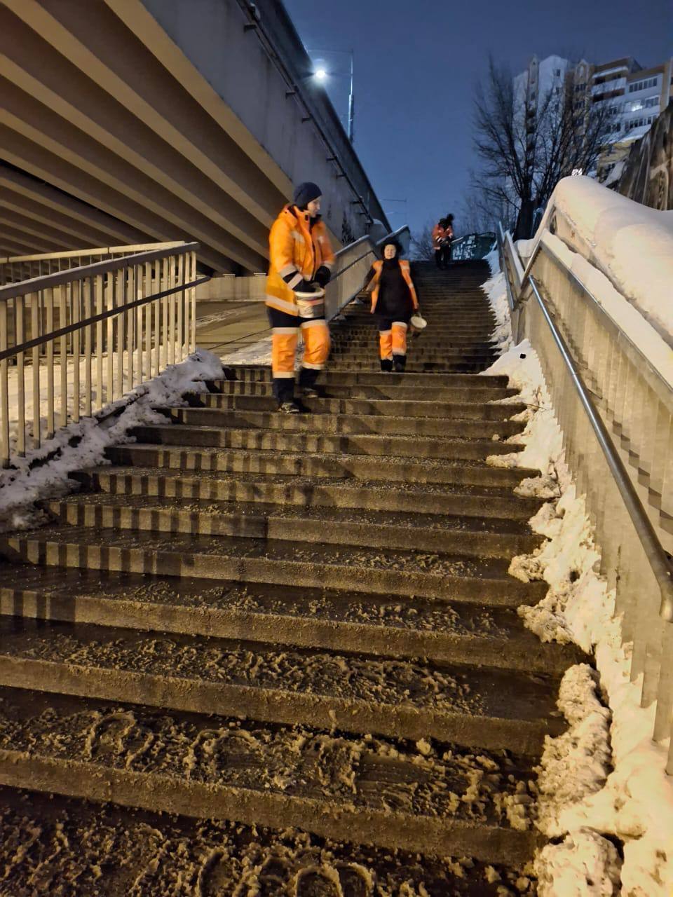 В КГГА показали, как в Киеве борются с гололедом: привлечено почти 300 единиц спецтехники. Фото и видео
