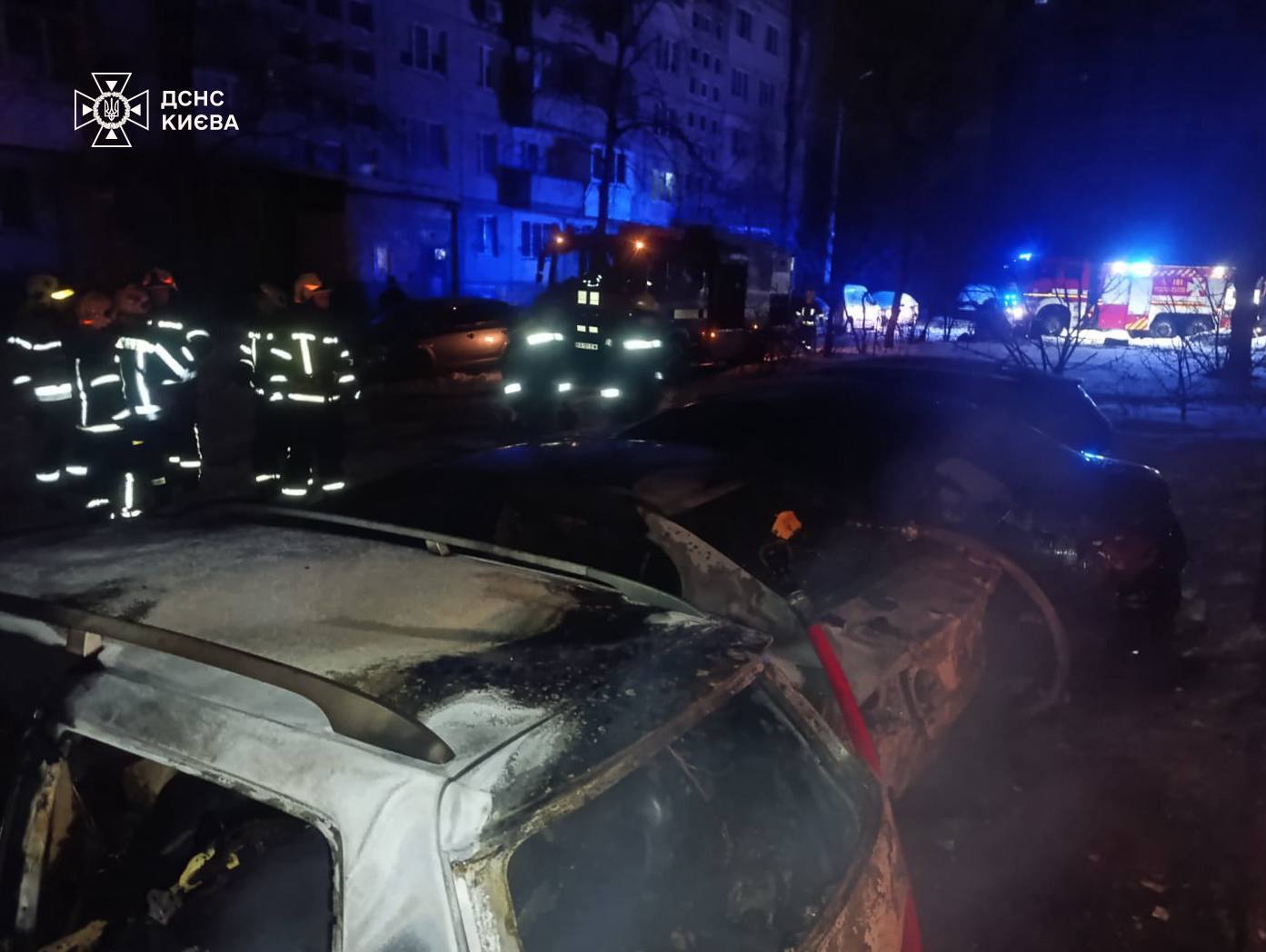 В Киеве на Оболони взорвалась и загорелась трансформаторная подстанция: огнем также повреждены 5 авто. Фото и видео