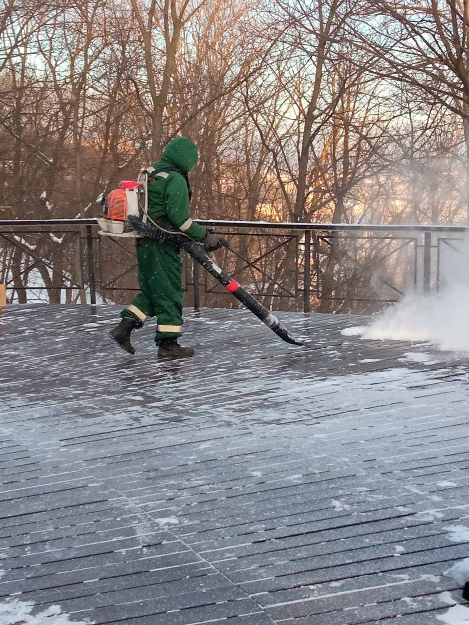 В КГГА показали, как в Киеве борются с гололедом: привлечено почти 300 единиц спецтехники. Фото и видео