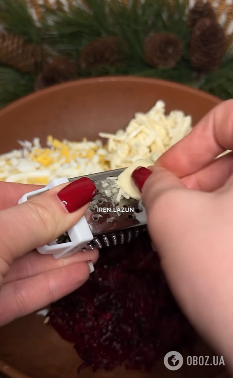 Смачнй майонезний салат з буряка: додайте плавлений сир та часник