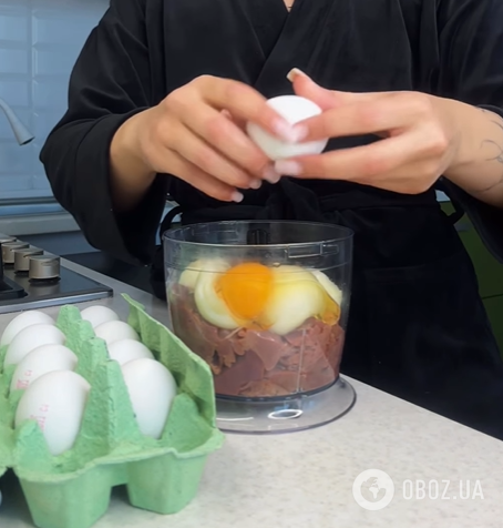 Замість звичайного торта: як приготувати лінивий печінковий рулет з начинкою