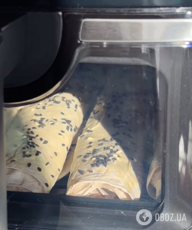 Хрустящие трубочки из лаваша с сытной начинкой: простой рецепт блюда за 10 минут