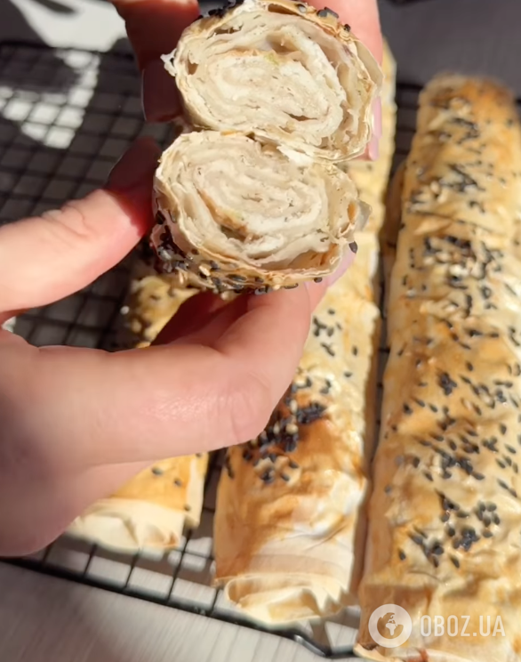 Хрустящие трубочки из лаваша с сытной начинкой: простой рецепт блюда за 10 минут