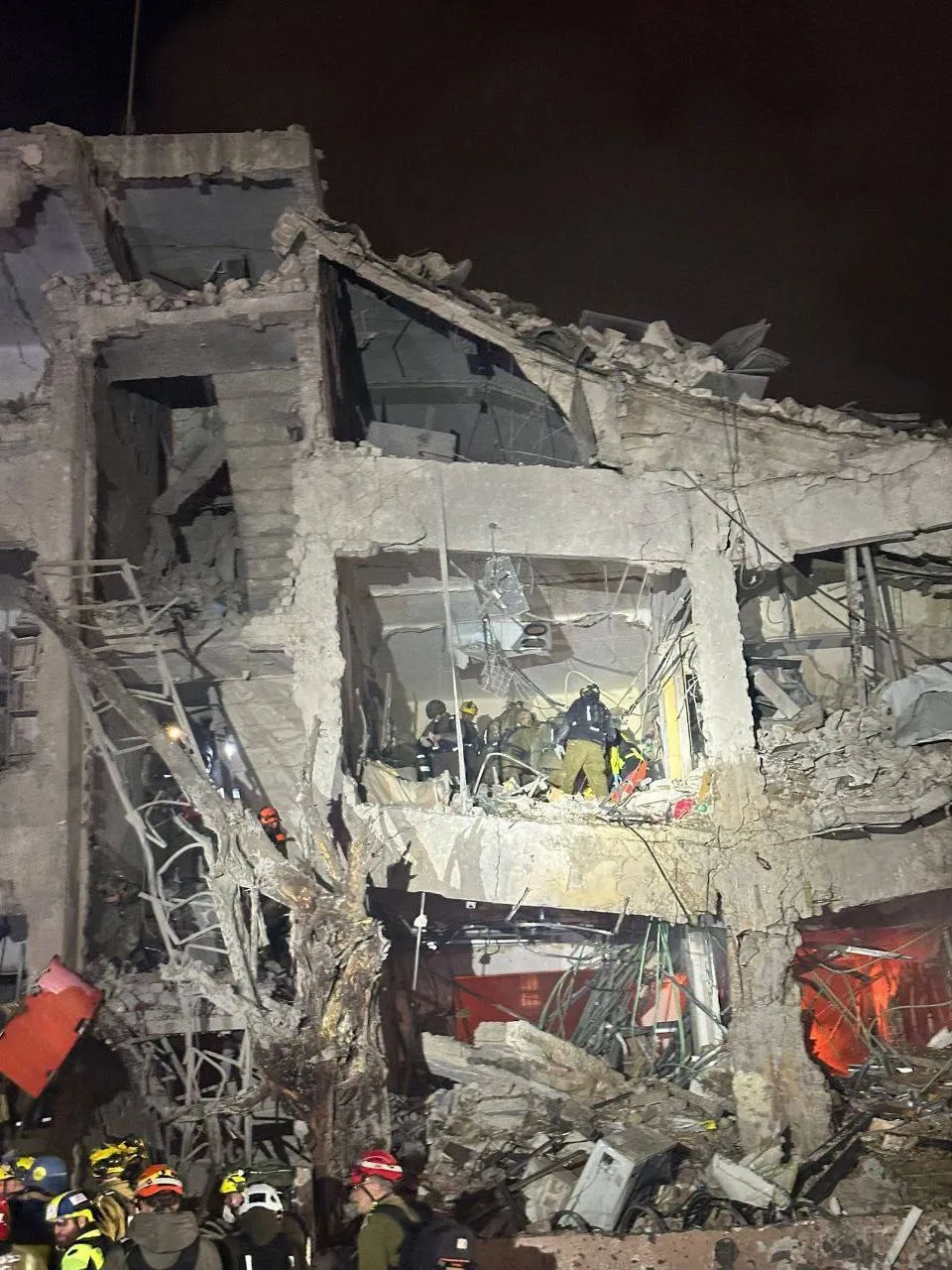 Іран вдарив балістикою по Ізраїлю: у Тель-Авіві спалахнули пожежі, є загибла та постраждалі. Фото і відео