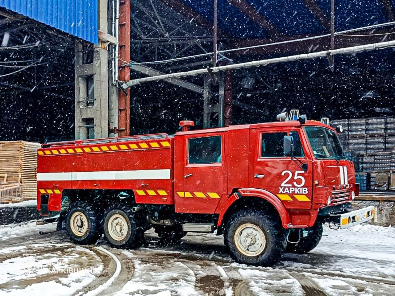 Удар РФ по предприятию на Харьковщине 20 февраля: из-под завалов достали тела людей. Фото