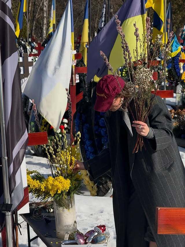 Вдова Юрия Фелипенко показала его могилу и почтила память героя трогательным жестом. Фото