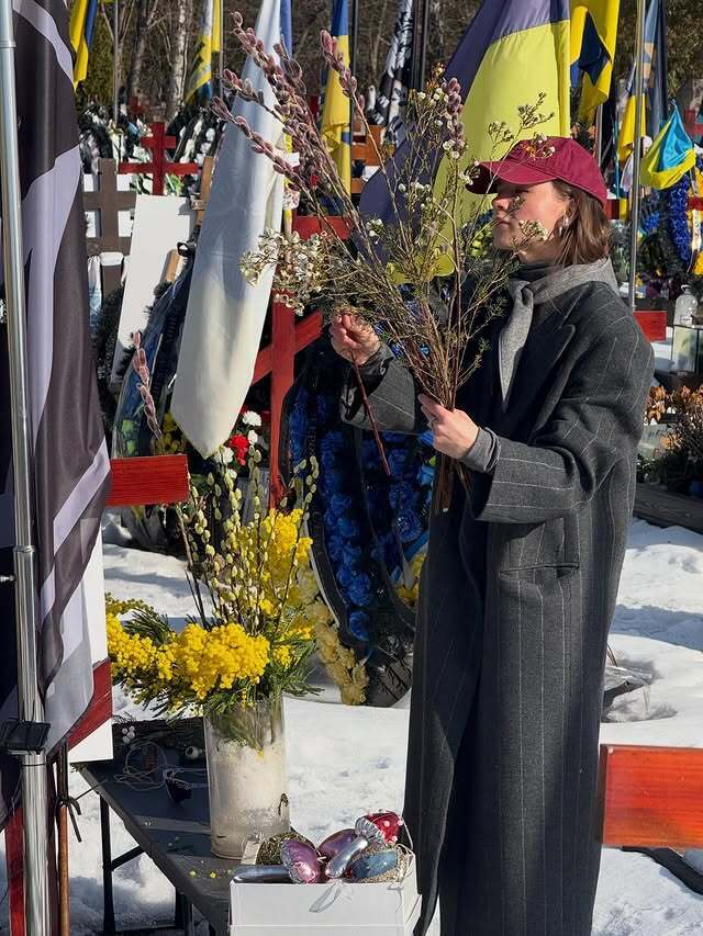 Вдова Юрия Фелипенко показала его могилу и почтила память героя трогательным жестом. Фото
