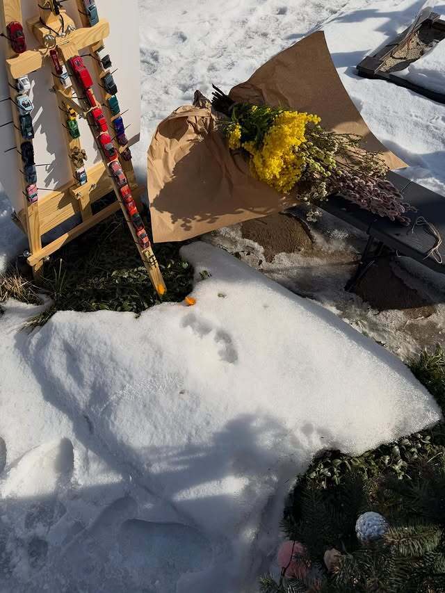 Вдова Юрия Фелипенко показала его могилу и почтила память героя трогательным жестом. Фото
