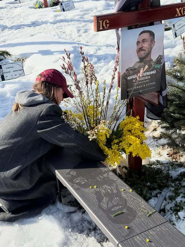 Вдова Юрия Фелипенко показала его могилу и почтила память героя трогательным жестом. Фото