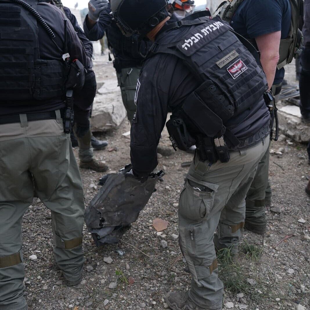 Іран атакував ракетами житлові райони ізраїльських міст: дев'ятеро людей загинуло, десятки постраждали. Фото та відео