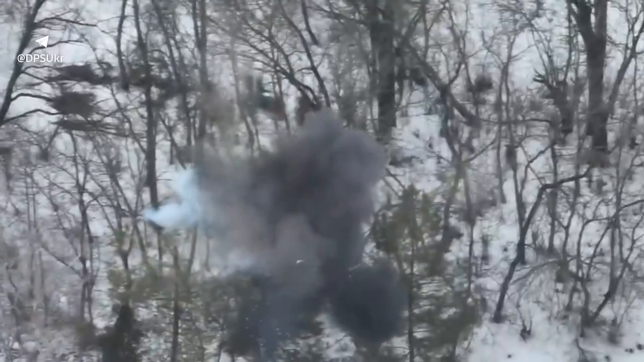 Пограничники поразили вражеский склад горючего, антенну связи и технику. Видео
