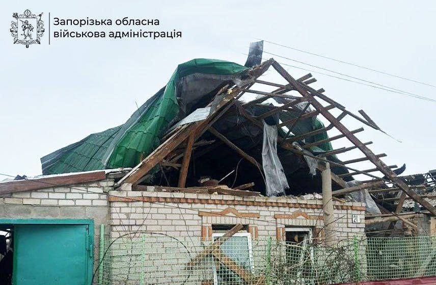 Оккупанты не прекращают террор Запорожья: дрон ударил по автомобилю, пострадал водитель