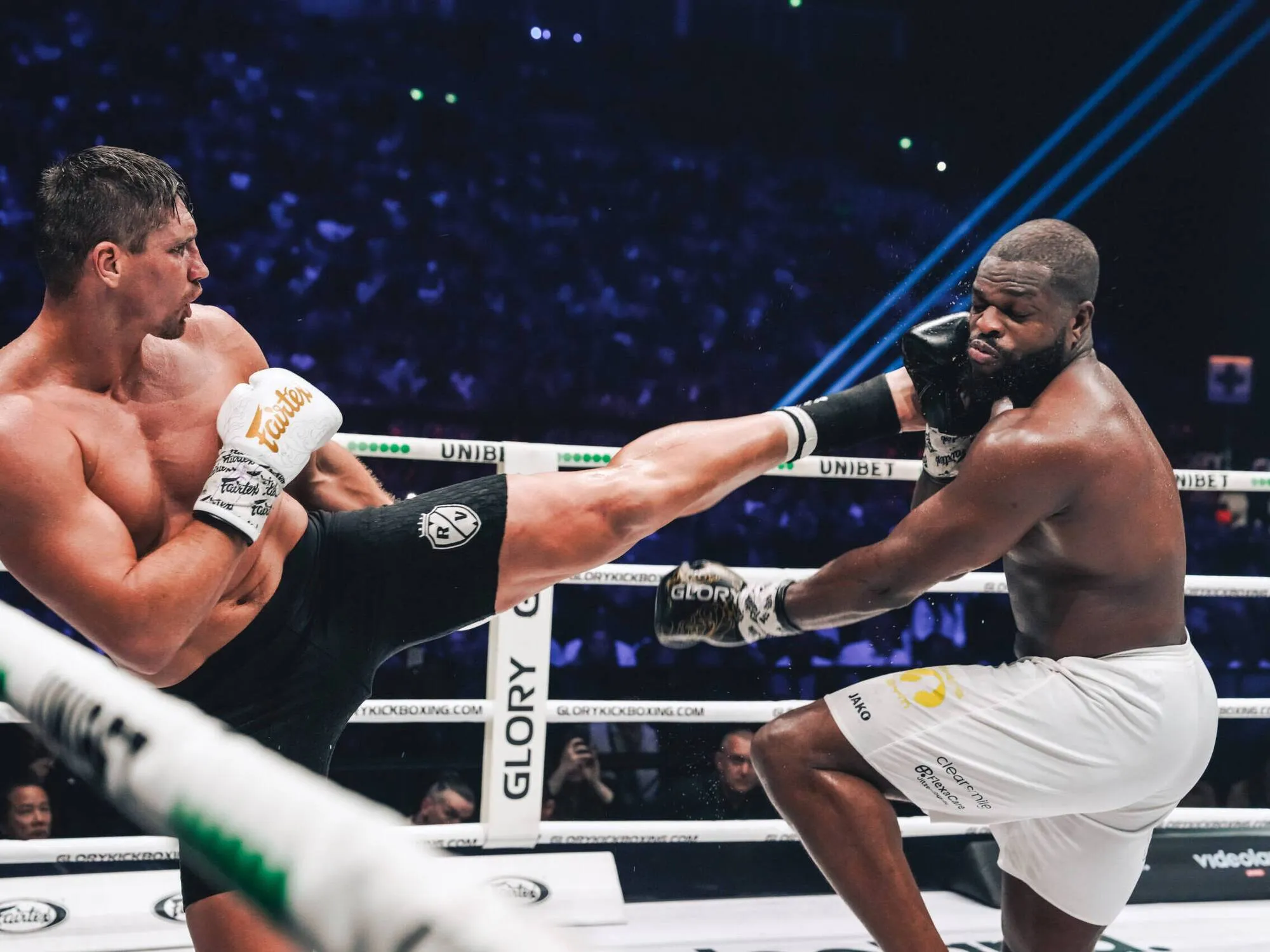 Усик проти Верхувена. Кому і навіщо потрібен спаринг боксера проти кікбоксера