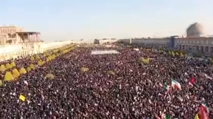 "Смерть Америці": іранці вийшли на вулиці з портретами Хаменеї і закликали до помсти