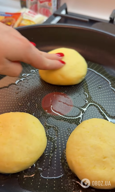 Швидкі сирні пиріжки на сковорідці: як приготувати