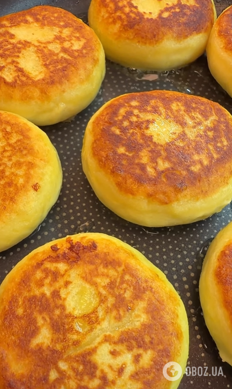 Швидкі сирні пиріжки на сковорідці: як приготувати