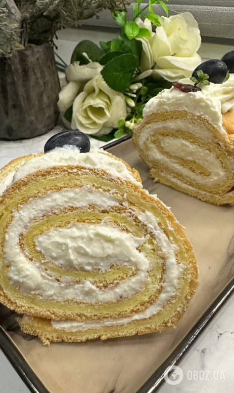 Воздушный сладкий рулет с банановой начинкой: как приготовить