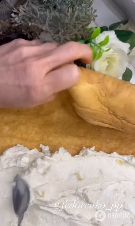 Воздушный сладкий рулет с банановой начинкой: как приготовить