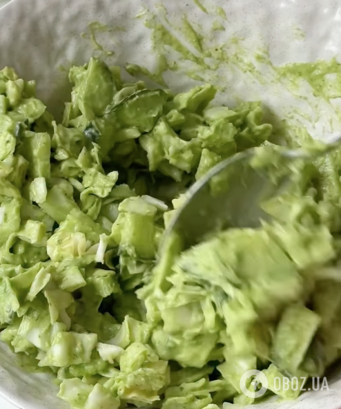 Корисний весняний салат для стрункої фігури з двох інгредієнтів: готується 3 хвилини