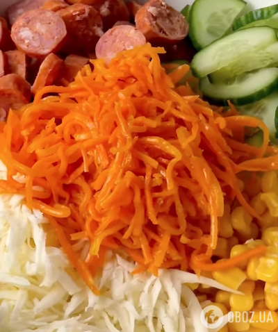 Сытный салат с морковью по-корейски, колбасками и сыром: готовится блюдо 10 минут