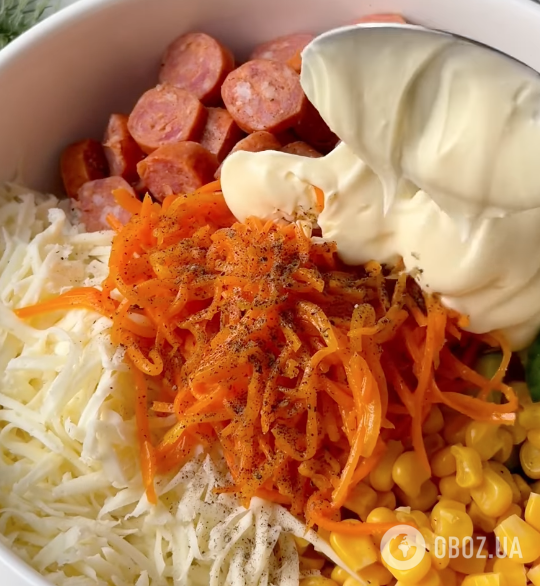Сытный салат с морковью по-корейски, колбасками и сыром: готовится блюдо 10 минут