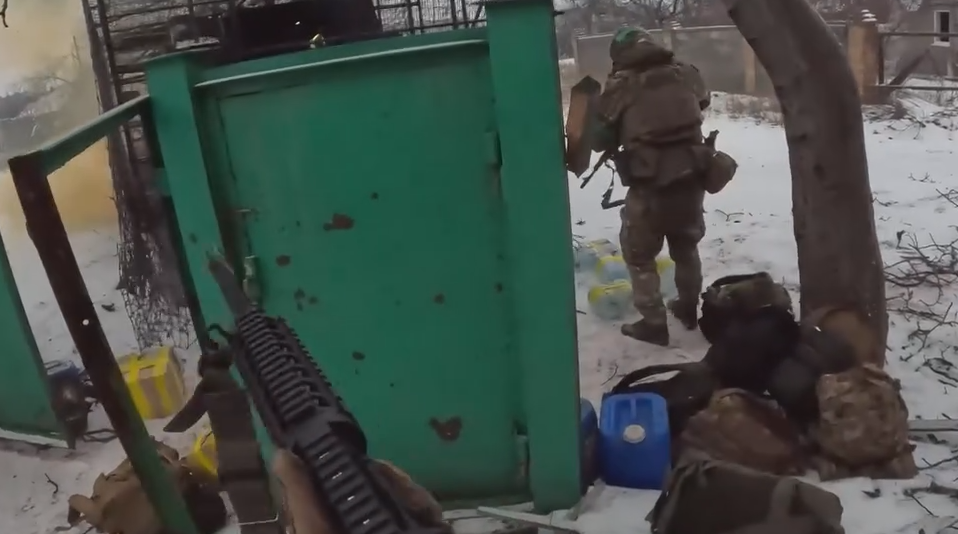 "Ротація під прицілом ворога": українські захисники показали кадри з Костянтинівки, за яку тривають бої. Відео