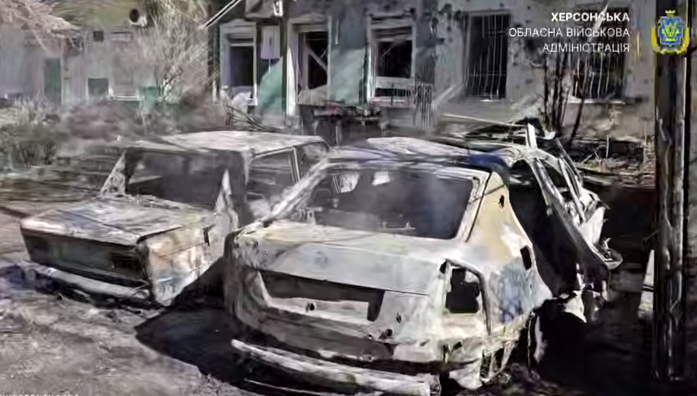 Окупанти вдарили з БПЛА по середмістю Херсона: горіли авто, є постраждалі. Відео