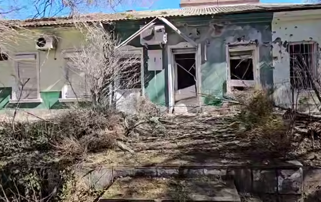 Окупанти вдарили з БПЛА по середмістю Херсона: горіли авто, є постраждалі. Відео