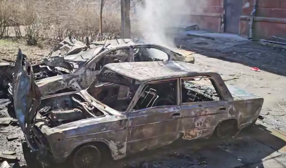 Окупанти вдарили з БПЛА по середмістю Херсона: горіли авто, є постраждалі. Відео
