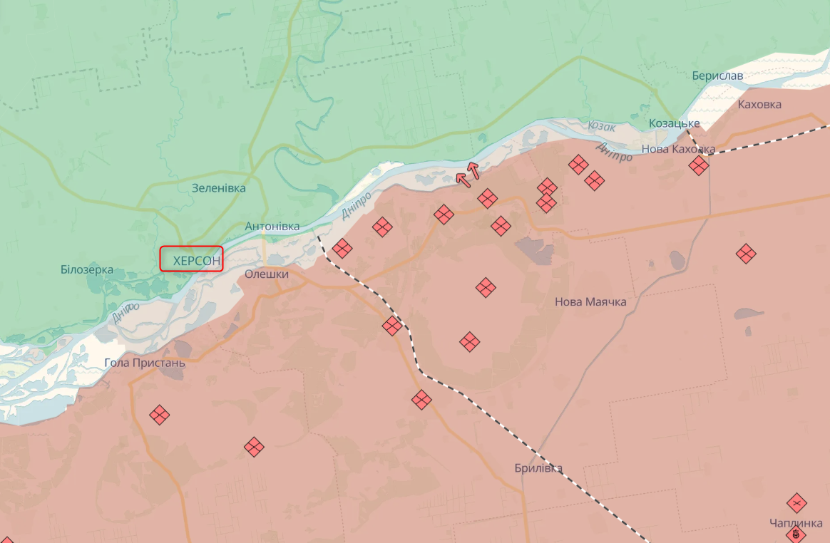 Окупанти вдарили з БПЛА по середмістю Херсона: горіли авто, є постраждалі. Відео
