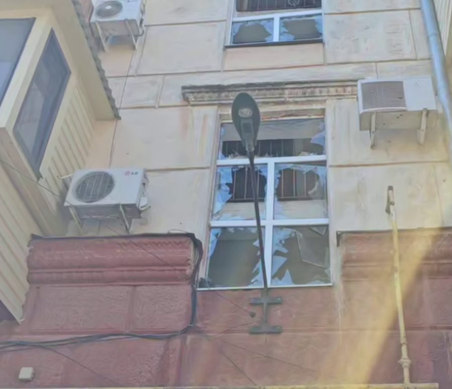 Окупанти вдарили з БПЛА по середмістю Херсона: горіли авто, є постраждалі. Відео