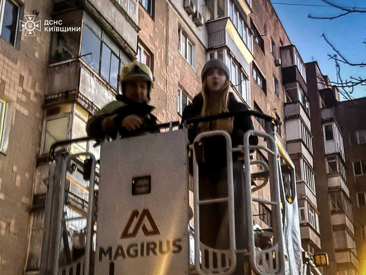 На Київщині врятували дівчинку-підлітка: зняли з даху балкону на дев’ятому поверсі. Фото