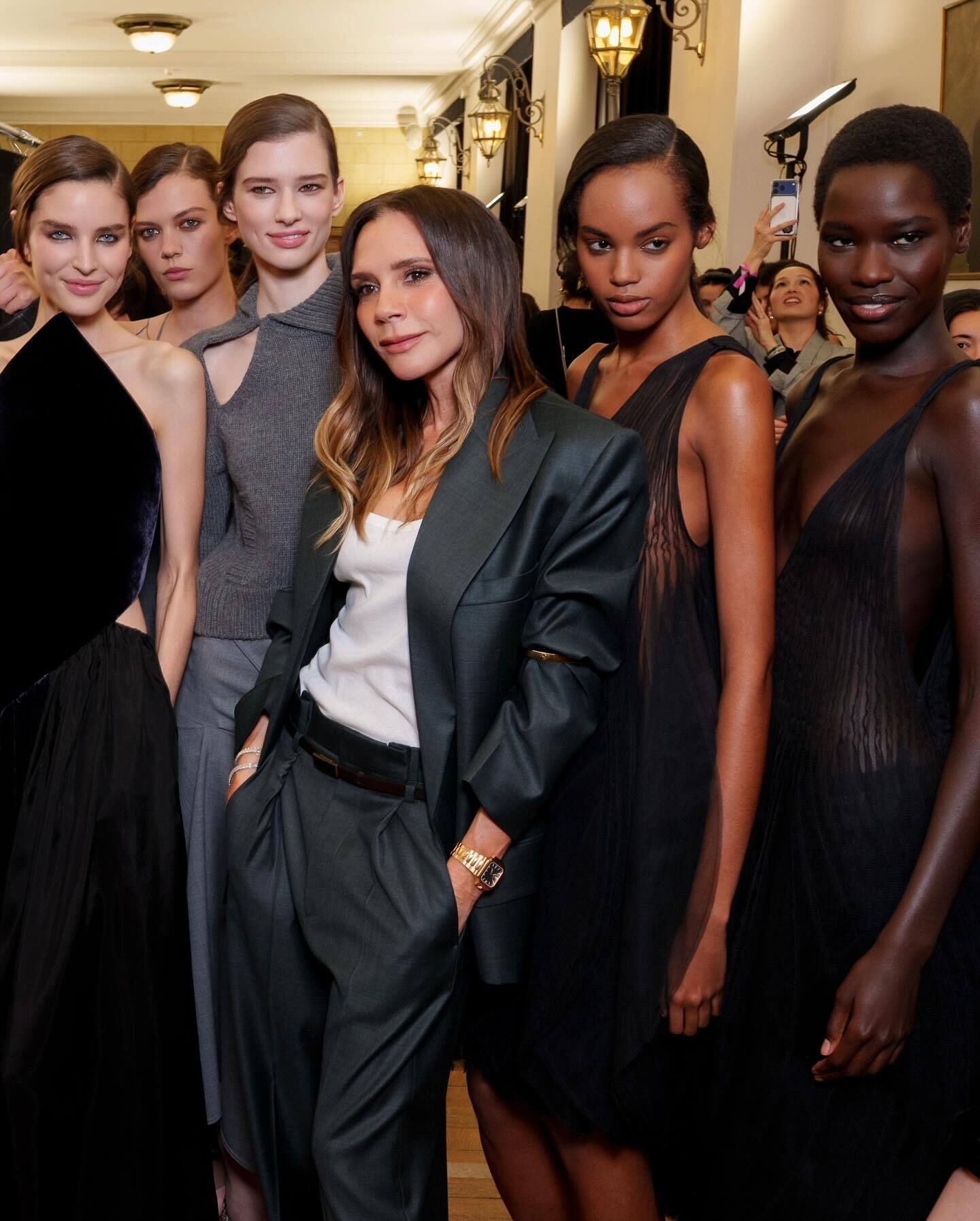 Видовжують ноги та підкреслюють талію: який вигляд мають улюблені штани Вікторії Бекхем