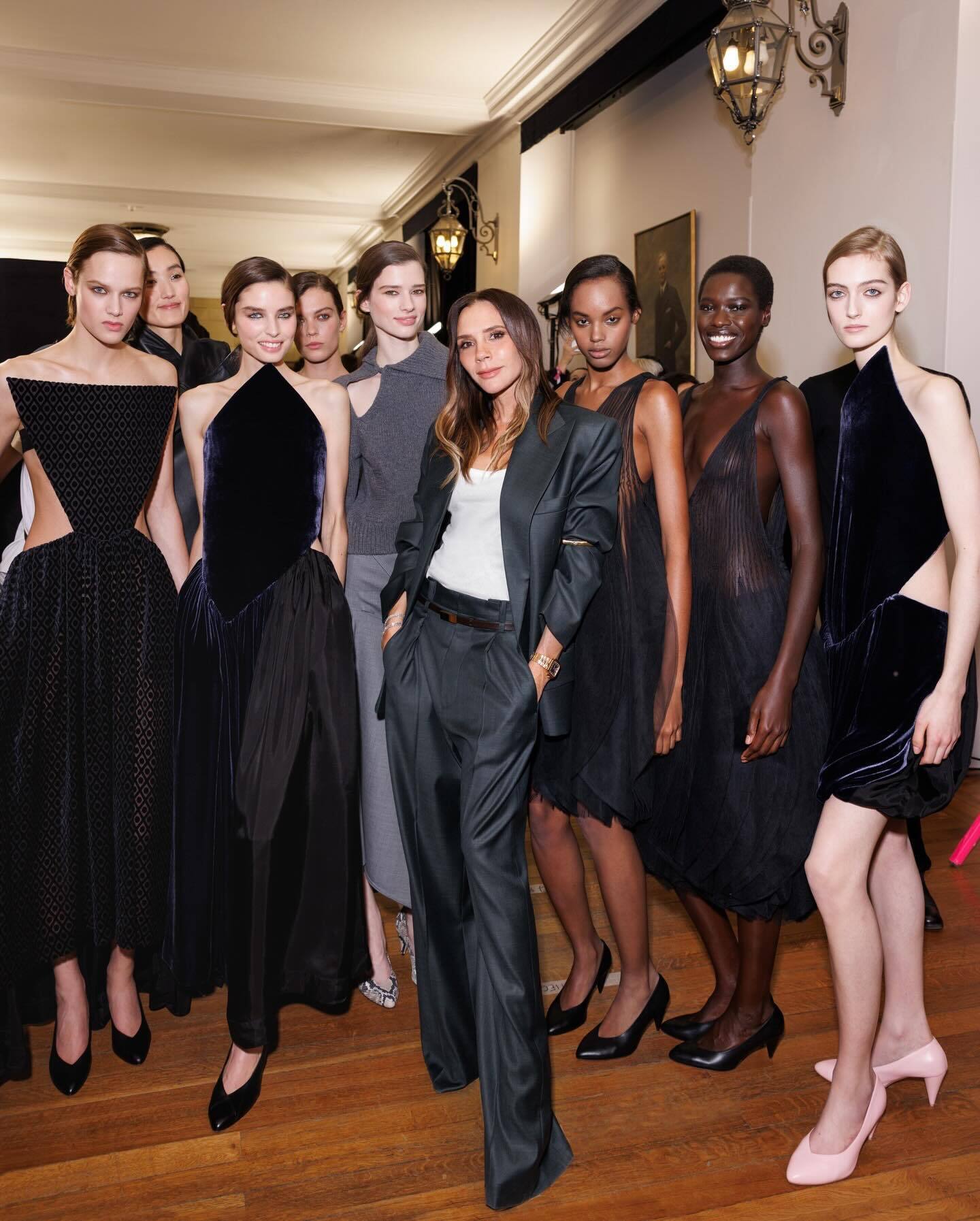 Видовжують ноги та підкреслюють талію: який вигляд мають улюблені штани Вікторії Бекхем