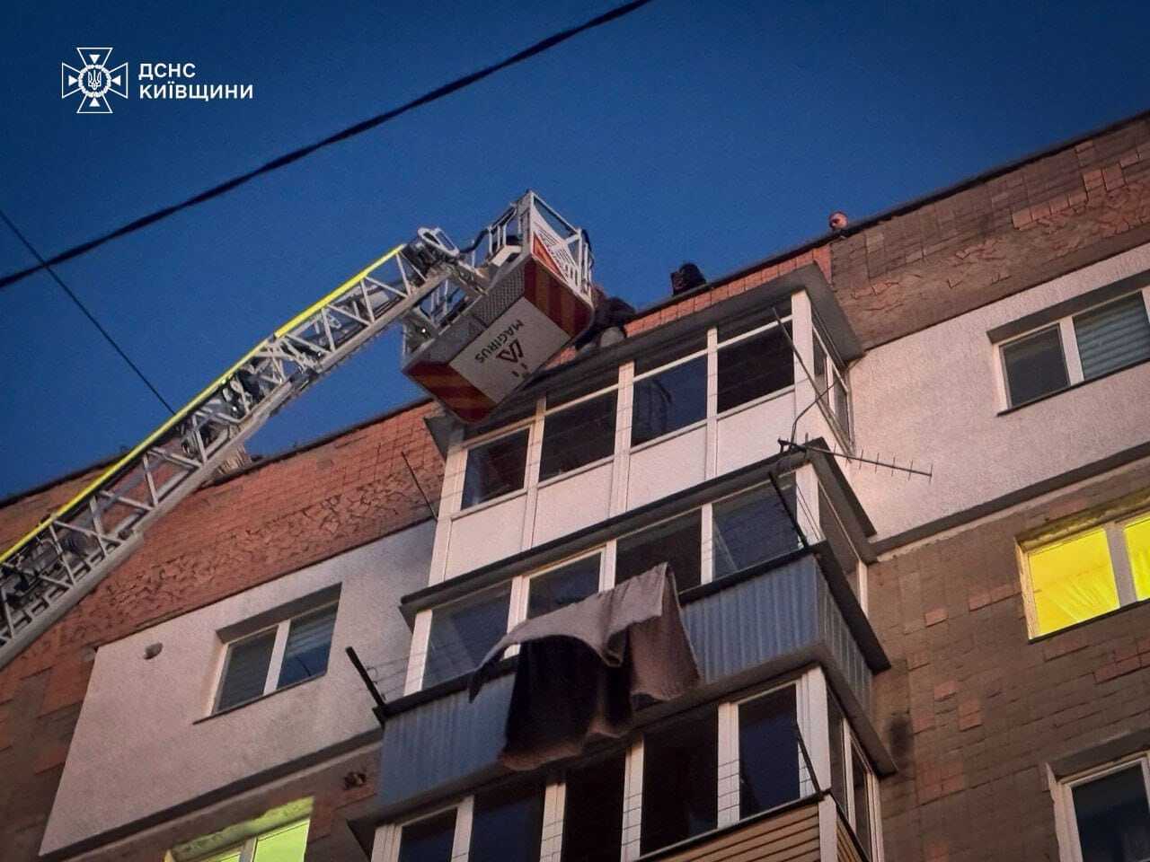 На Київщині врятували дівчинку-підлітка: зняли з даху балкону на дев’ятому поверсі. Фото