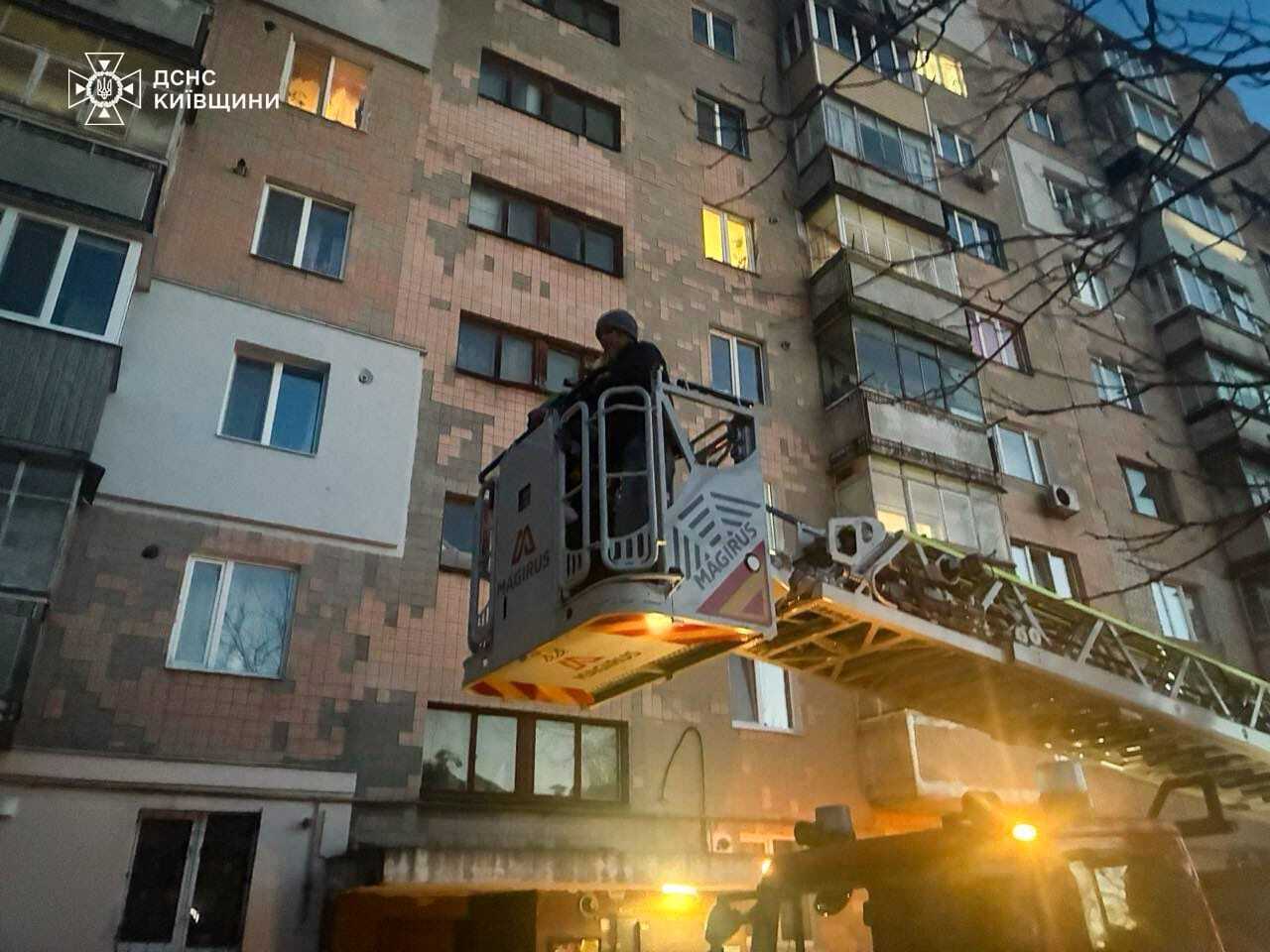 На Київщині врятували дівчинку-підлітка: зняли з даху балкону на дев’ятому поверсі. Фото