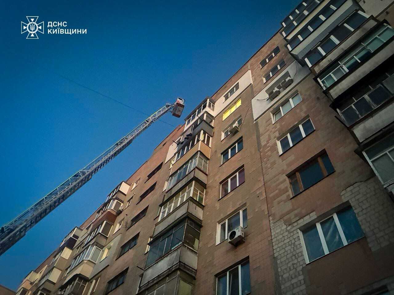 На Київщині врятували дівчинку-підлітка: зняли з даху балкону на дев’ятому поверсі. Фото