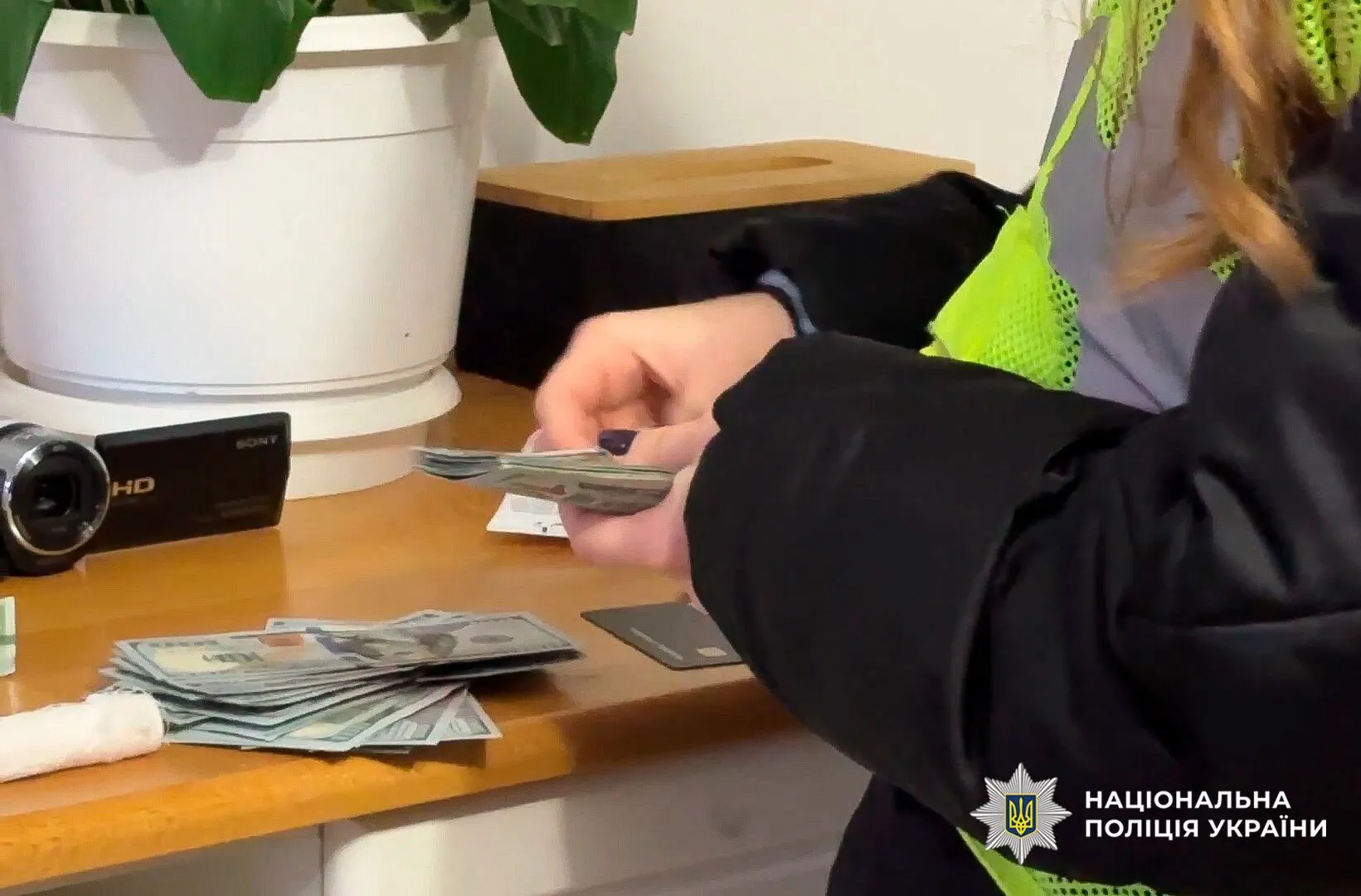 У Києві "співробітники СБУ" видурили у пенсіонерок майже 9 млн грн: "перевіряли" гроші на зв'язок з РФ. Подробиці та відео