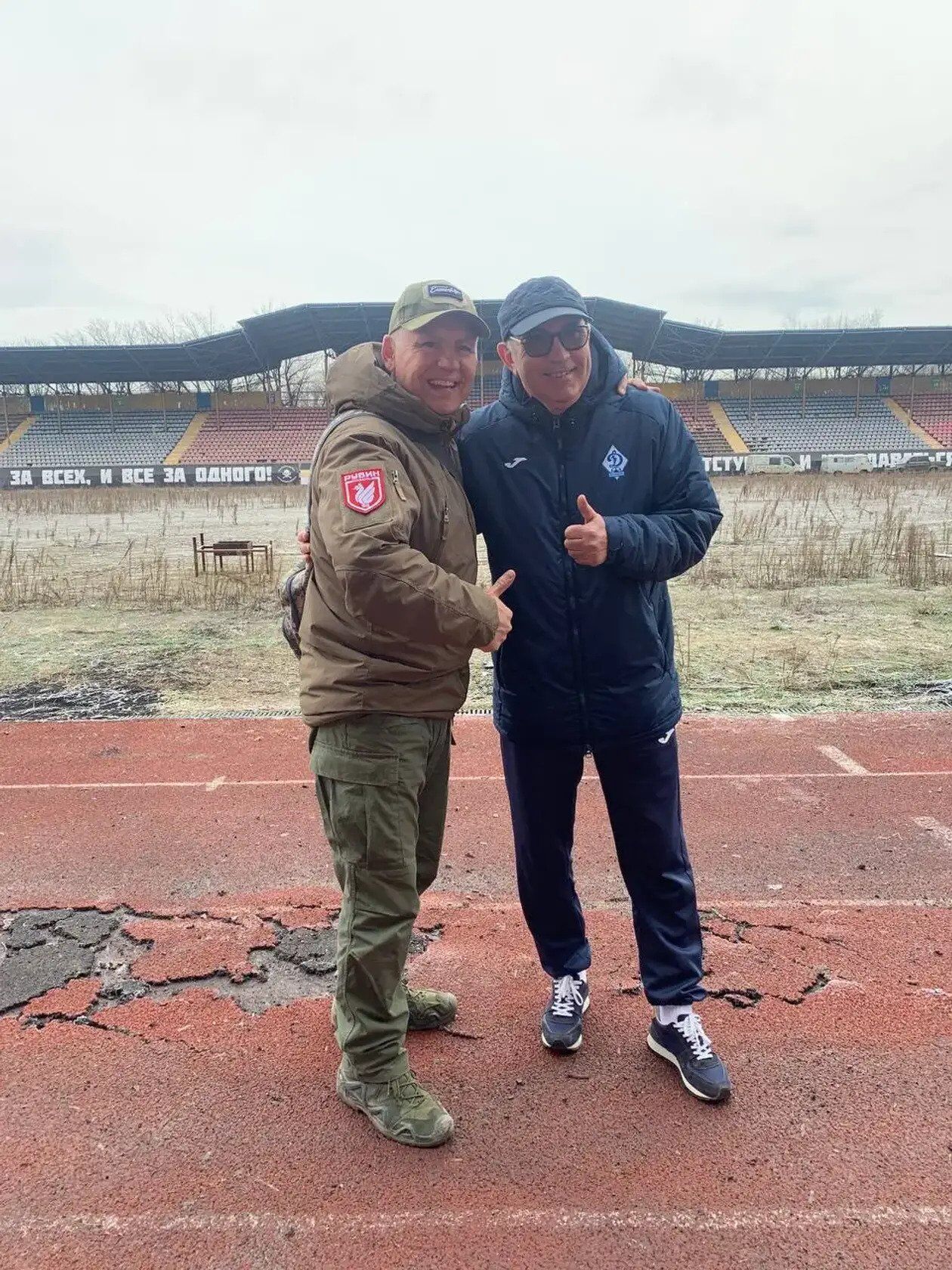 Знаменитый украинский тренер, воевавший в ВСУ, пожал руку пособнику российских оккупантов. Видео