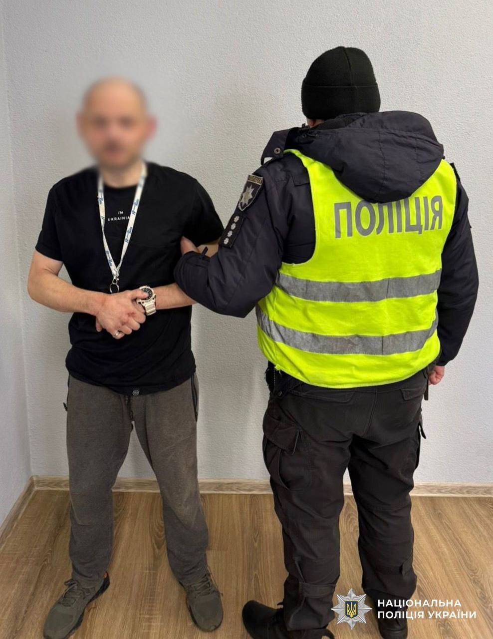 У Києві чоловік пошкодив меморіальну табличку, встановлену на честь загиблого воїна. Подробиці та фото