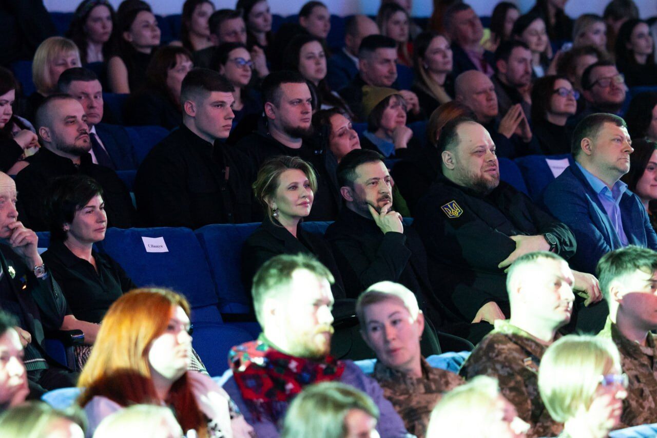 Олена Зеленська вперше за довгий час вийшла в світ у вечірньому образі з вишуканою зачіскою. Фото