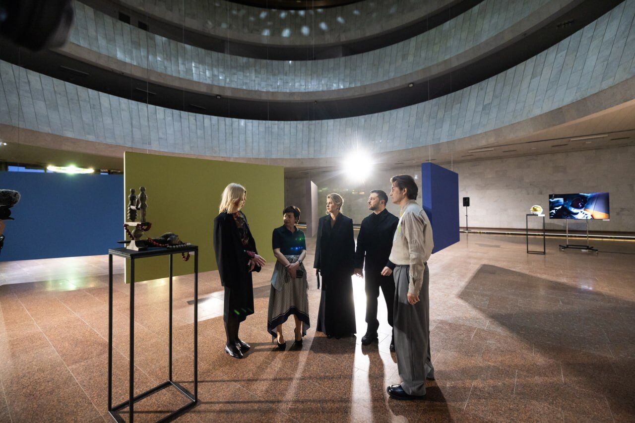 Олена Зеленська вперше за довгий час вийшла в світ у вечірньому образі з вишуканою зачіскою. Фото