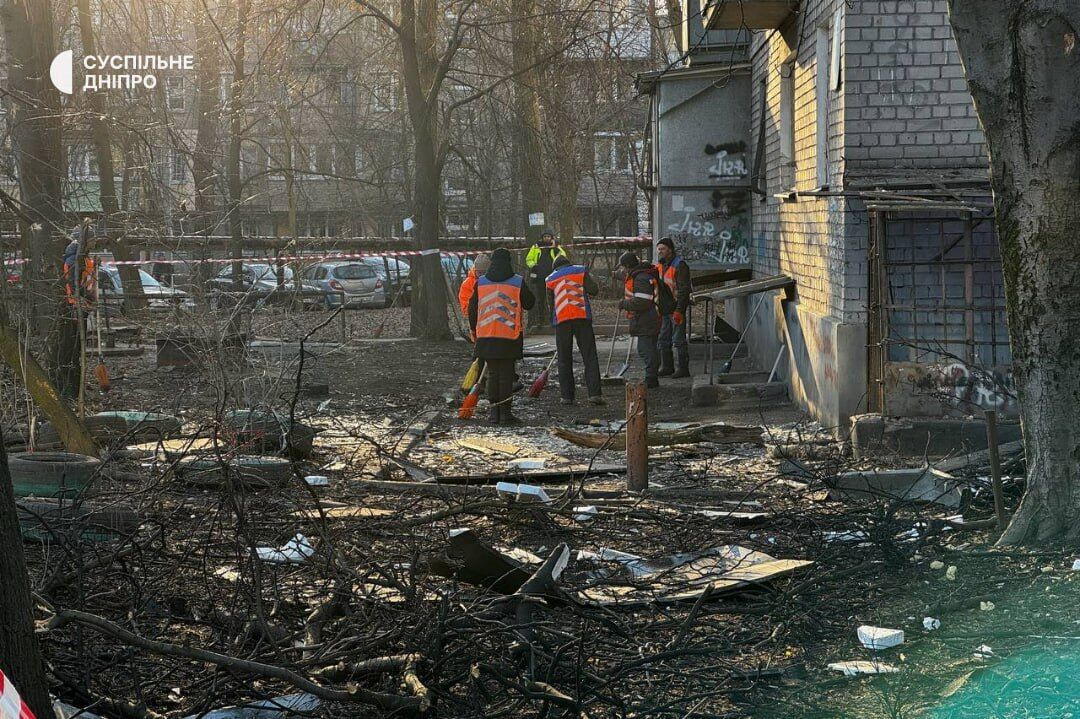 "Вырывало окна на кухне, волна была страшна": жители Днепра рассказали о последствиях российской атаки. Видео