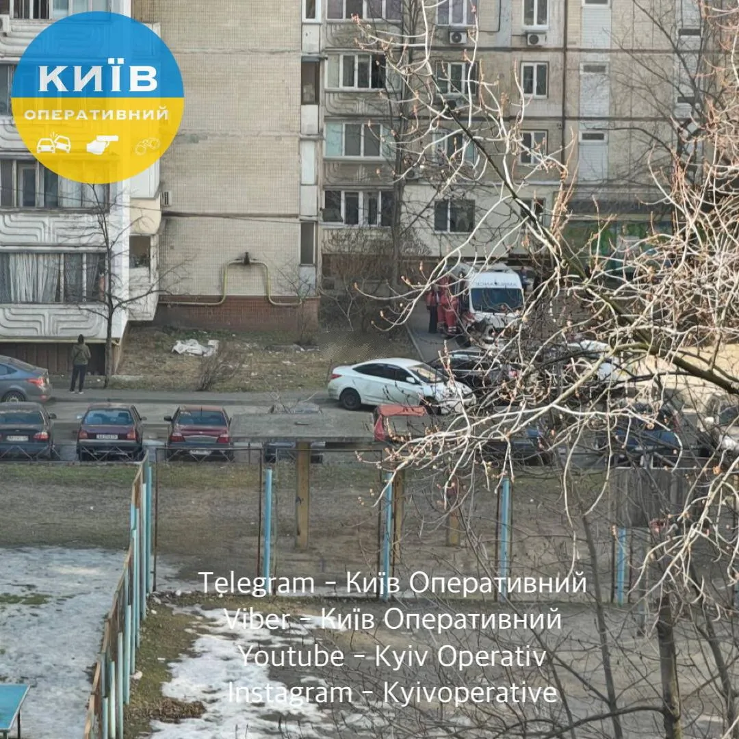 У Києві на Дарниці біля багатоповерхівки знайшли тіло жінки. Подробиці та фото