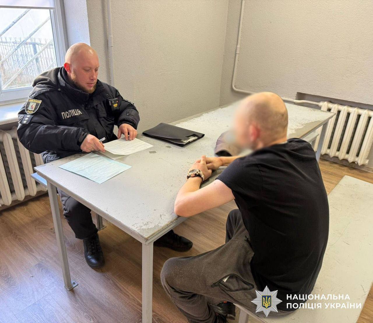 У Києві чоловік пошкодив меморіальну табличку, встановлену на честь загиблого воїна. Подробиці та фото