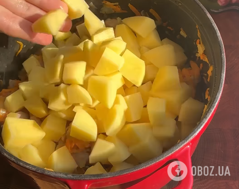 Самый вкусный тушеный картофель с курицей и сливочным сыром: как приготовить